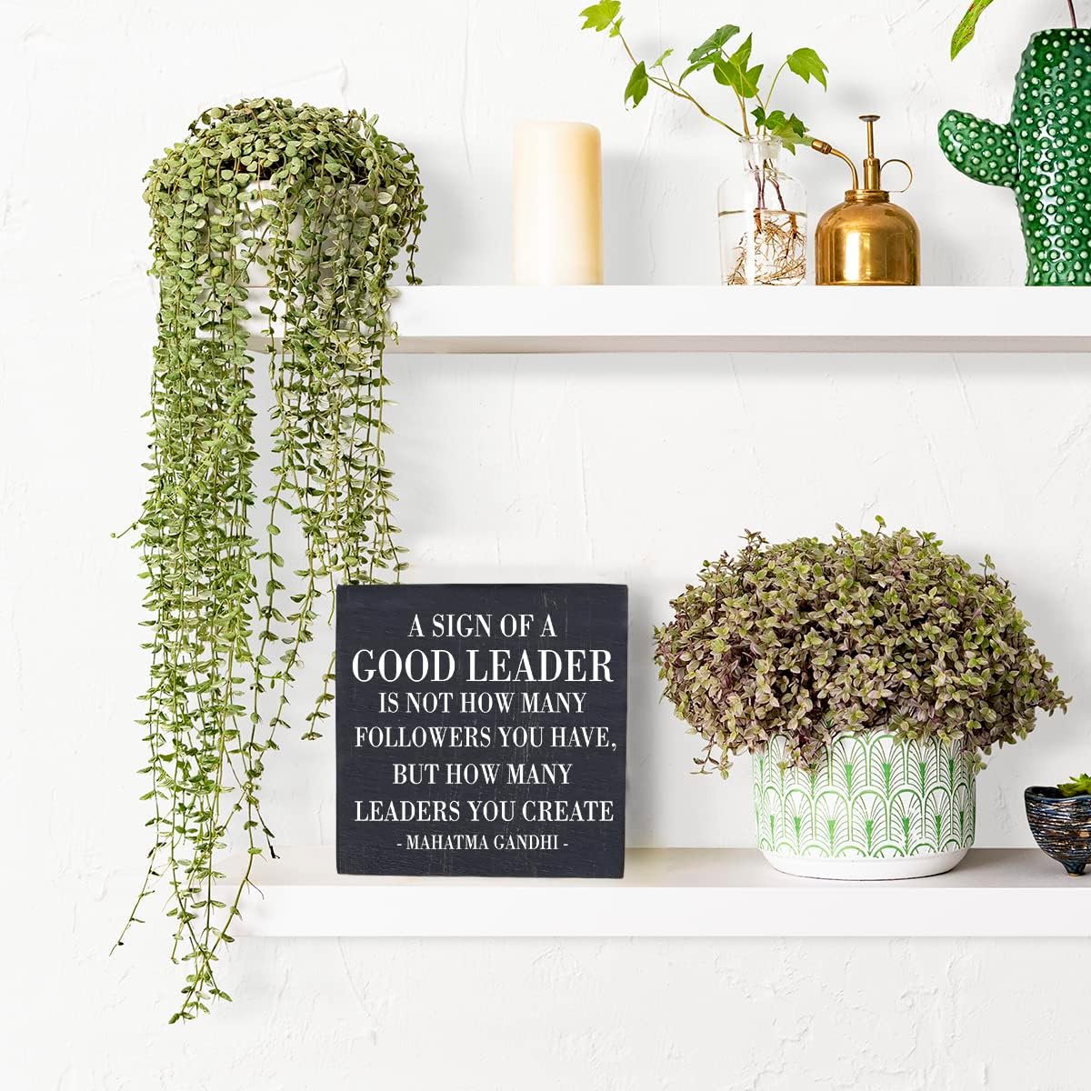 HTBIG A Sign of A Good Leader Desk Decor Sign, Office Decor For Boss Leader Gifts, Rustic Wood Sign for Boss Mentor Home Office Desk Shelf Table Decoration Gift