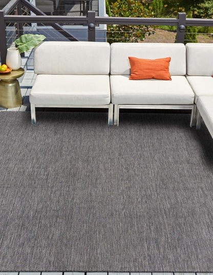 Unique Loom Outdoor Solid Collection Area Rug (5' 3" Square Black/Ivory)