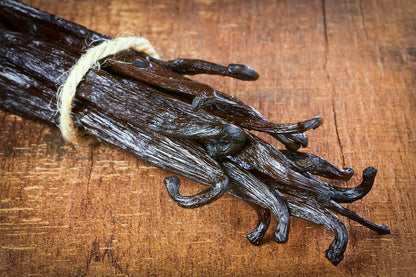 Homemade Vanilla Extract Kit | DIY | 1 Ounce of Premium Organic Madagascar Grade A Vanilla Beans 6-7 inches (Appoximately 8-10 Beans) with 8.5 oz Swing Top Glass Bottle