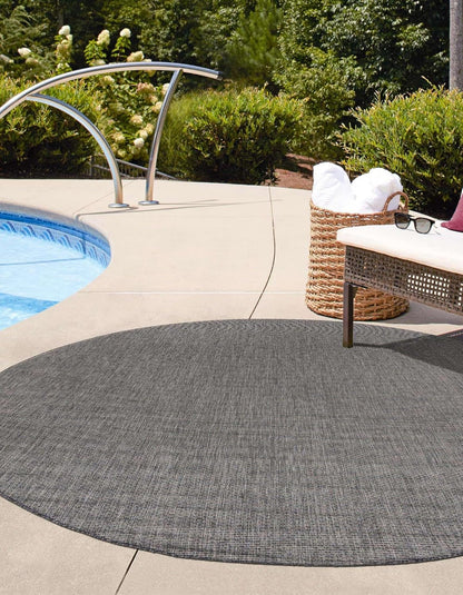 Unique Loom Outdoor Solid Collection Area Rug (6' 1" Round Black/Ivory)